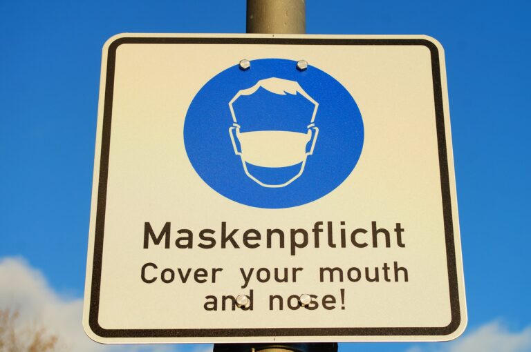 A sign indicates the obligation to wear a mask.