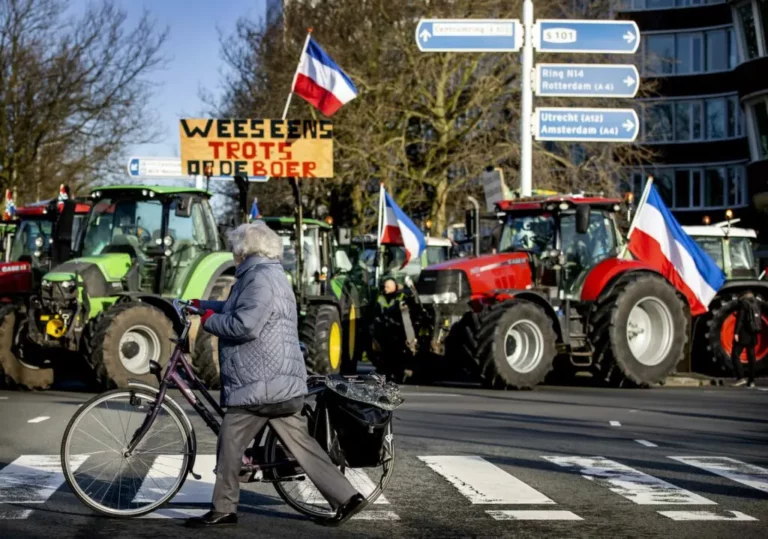 Traktoren von demonstrierenden Bauern im Jahr 2020: Seit Jahren protestieren Landwirte in den Niederlanden gegen drastische Umwelt-Auflagen