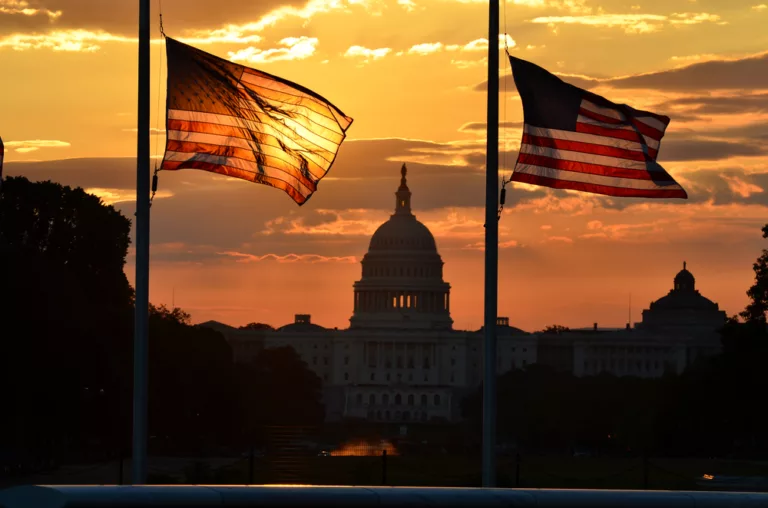 Silhouette und US-Flaggen im Kapitolbau der Vereinigten Staaten - Washington DC