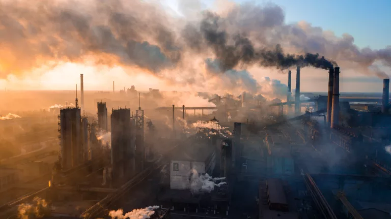 Industriemetallurgische Anlagen Morgenrauchen Emissionen schlechter ökologischer Luftaufnahmen