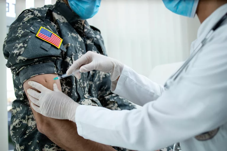 Symbolbild: Amerikanischer Soldat bekommt Impfung während einer Corona-Virus-Pandemie