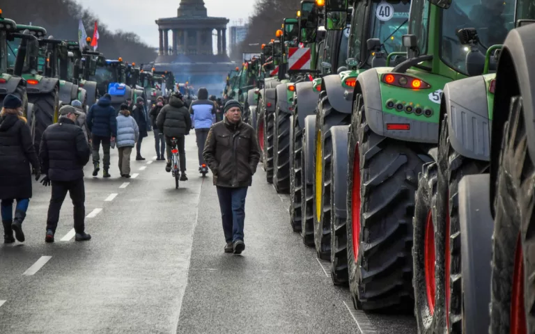Berlin, 14. Januar 2024. Bauern und LKWs protestieren am Brandenburger Tor gegen Subventionskürzungen