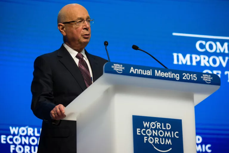 Klaus Schwab spricht 2015 beim WEF in Davos