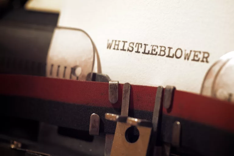 Auf einem Blatt Papier in einer Schreibmaschine steht das Wort "Whistleblower"