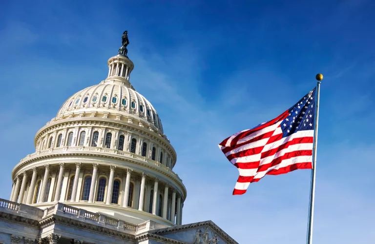 US-Flagge weht vor dem Kapitol-Gebäude in Washington