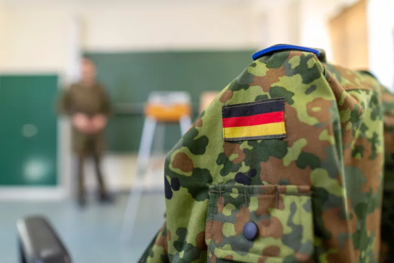 Deutscher Soldat steht in einem Klassenzimmer