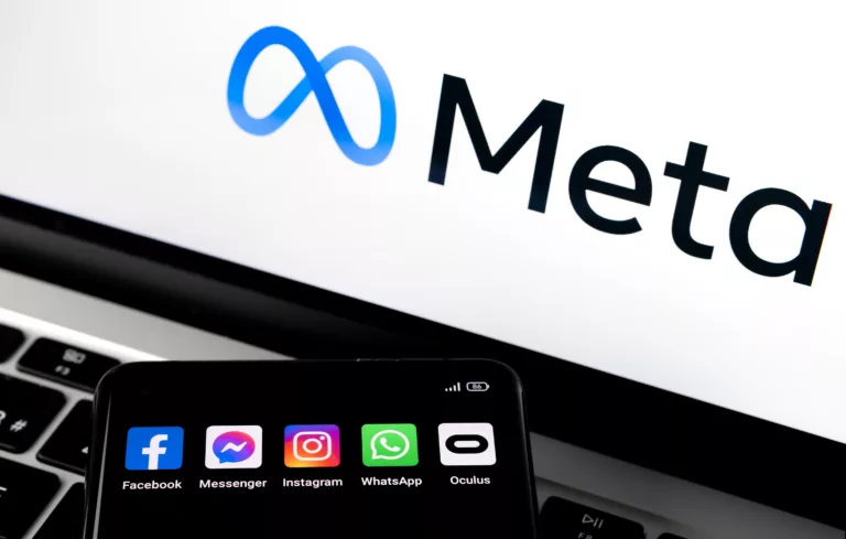 Ein Smartphone mit Meta-Apps liegt auf einem Laptop