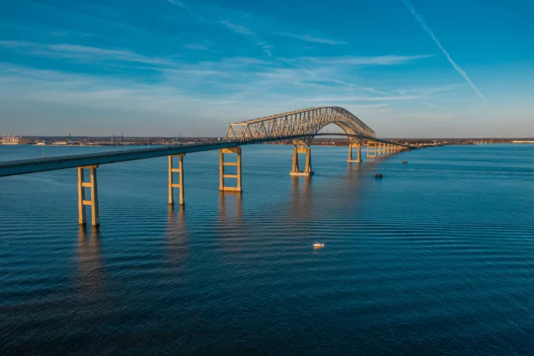 Luftbild von Francis Scott Key Bay Bridge über dem Patapsco Fluss bei Baltimore Maryland