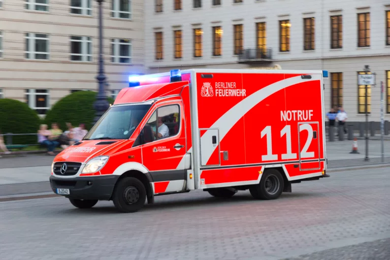 Berliner Rettungsdienst mit Blaulicht auf der Fahrt zu einem Einsatz