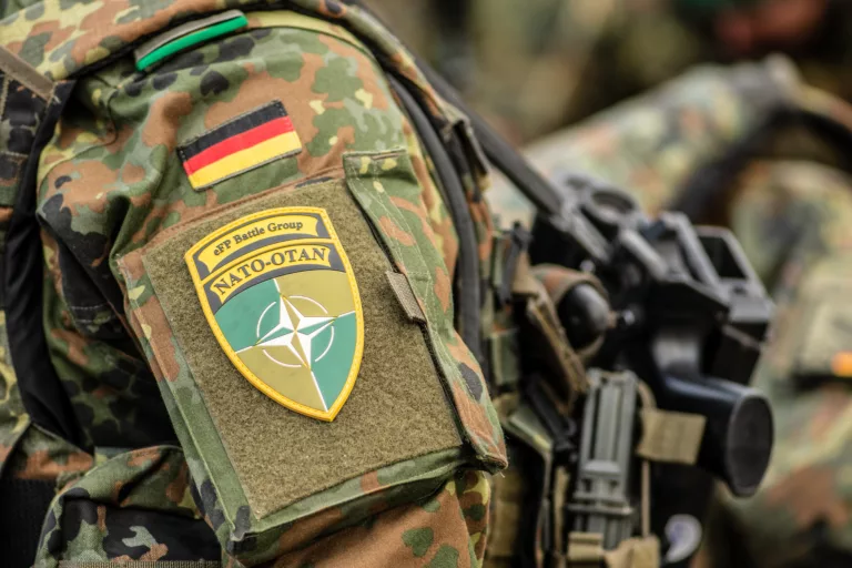 Flagge Deutschlands und Wappen auf Soldaten-Uniform, NATO-Einheit zur Eingliederung der Truppen (Symbolbild)
