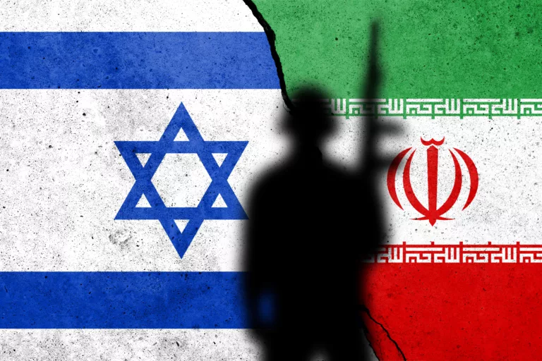Flaggen von Israel und Iran malten auf der Betonmauer mit Soldatenschatten