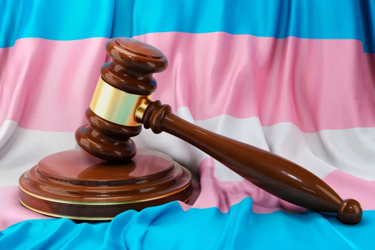 Richter-Hammer vor dem Hintergrund einer Trans-Flagge (Symbolbild)