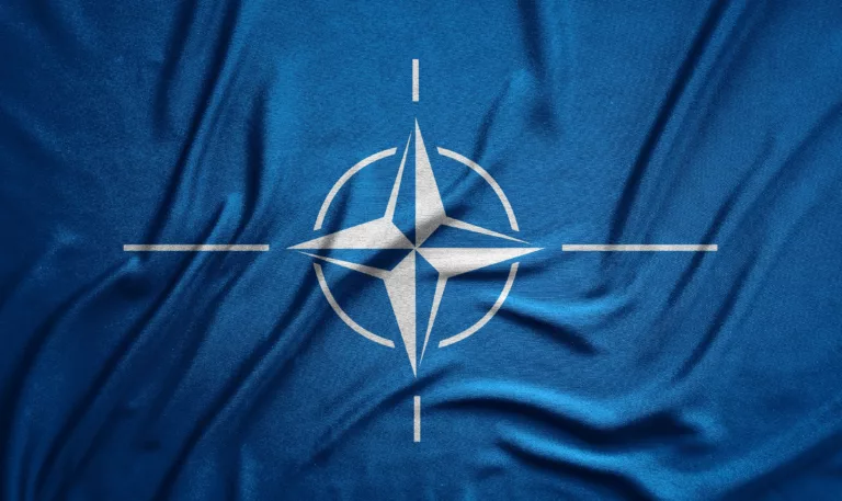 Die Nordatlantische Vertragsorganisation Flagge mit NATO-Logo (Symbolbild)