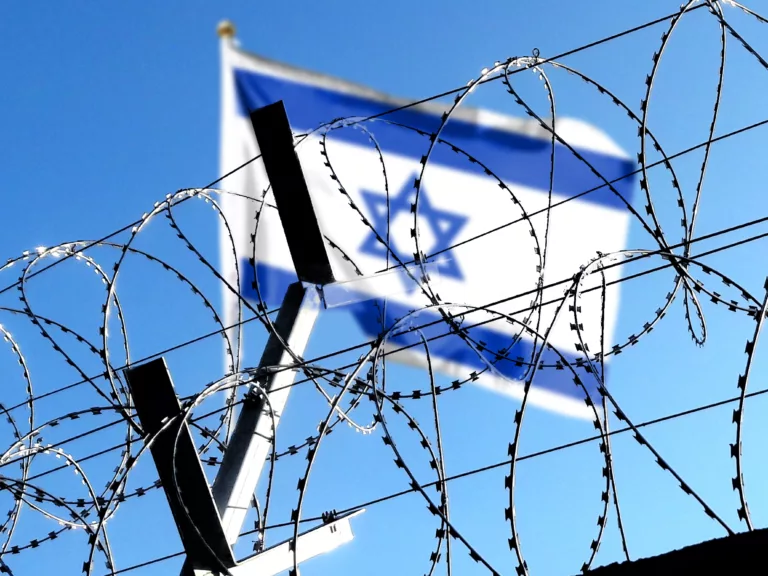 Kombination aus israelischer Flagge und Stacheldraht