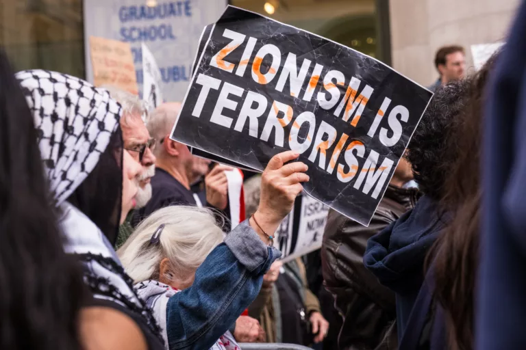"Stand with Palestine"-Protest vor dem CUNY-Hochschulzentrum 2023