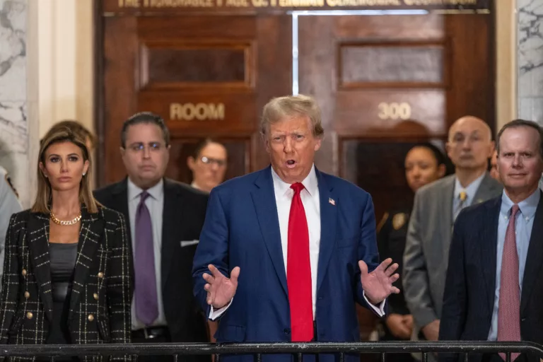 Donald Trump mit seinen Anwälten in NYC Januar 2024 (Symbolbild)