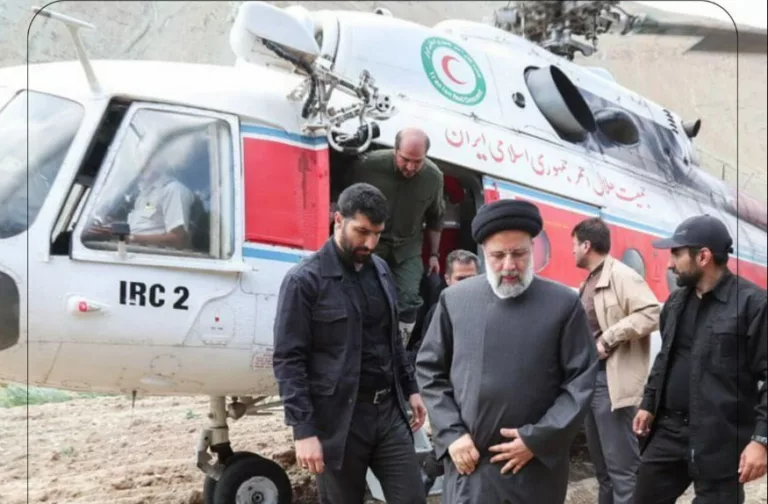Irans Präsident Ibrahim Raisi steigt aus einem Helikopter aus