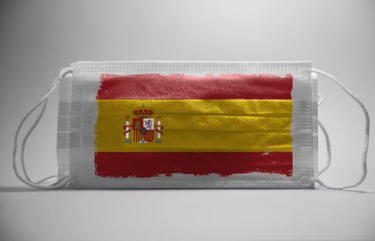 Maske mit Spanien-Flagge