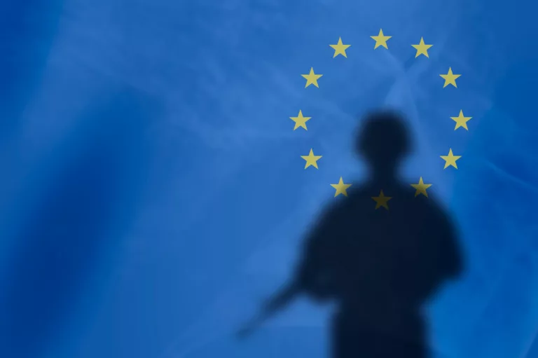 Schatten eines Soldaten vor Europa-Flagge