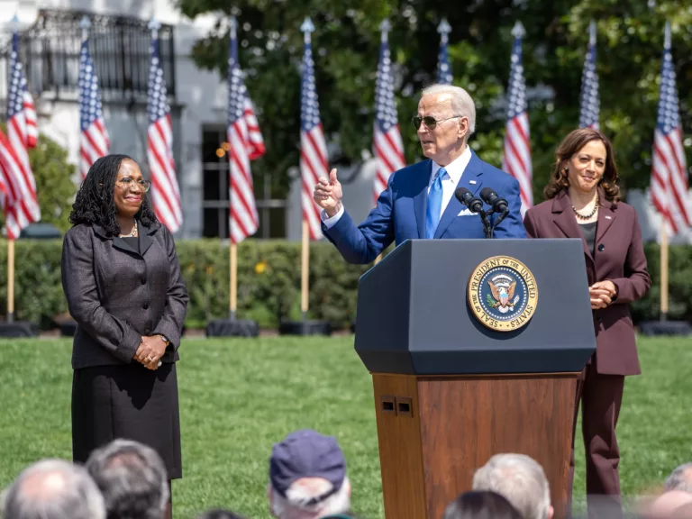Joe Biden, neben ihm Kamala Harris