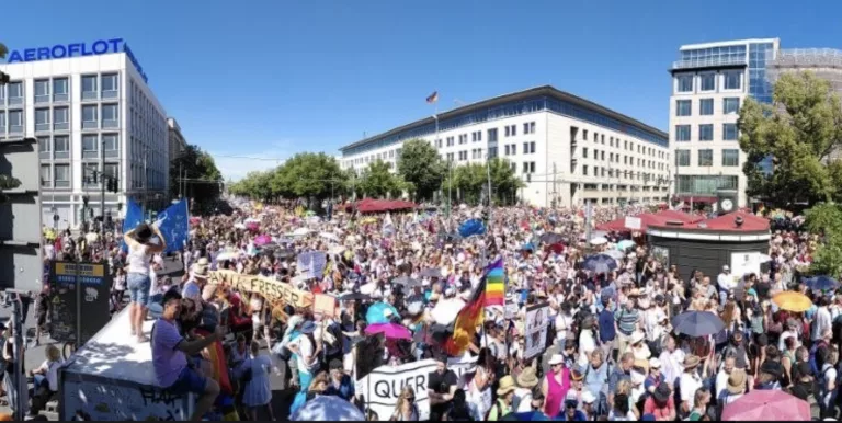 Panoramabild Demonstration gegen die Coronamaßnahmenpolitik in Berlin 01.08