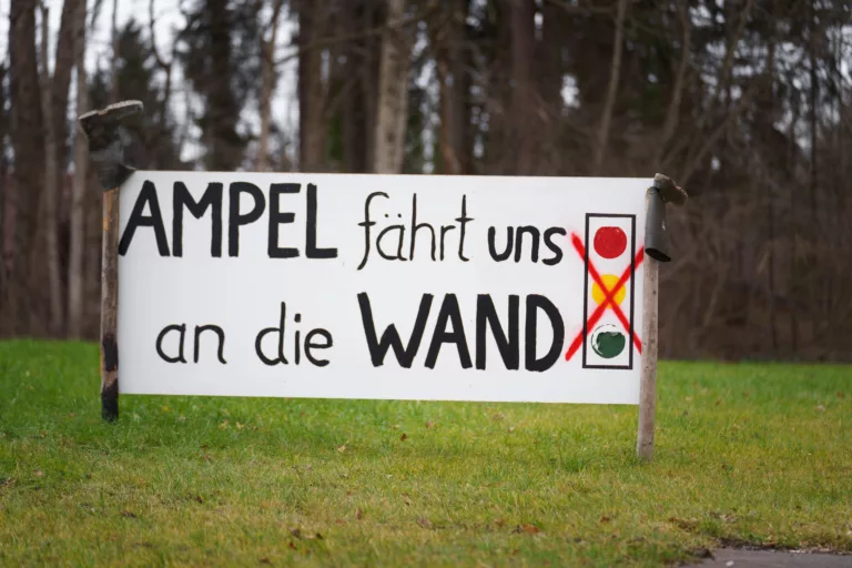 Protestplakat gegen die Ampel