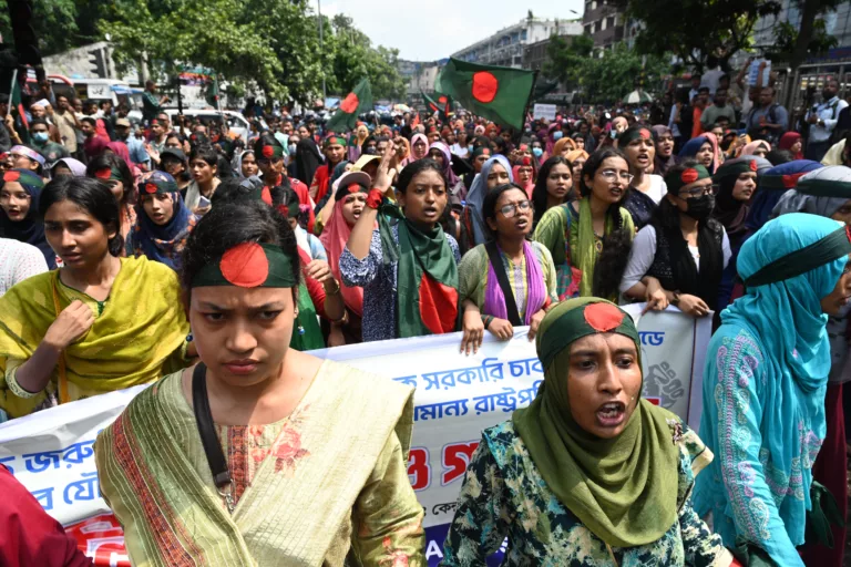 Protestierende Masse marschiert Richtung Präsidalhaus, Bangladesch