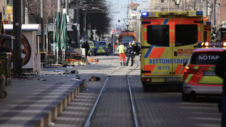 Auto rast in Menschenmenge in Mannheim